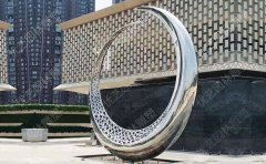 廠(chǎng)家直供的不銹鋼雕塑同樣需要注意質(zhì)量問(wèn)題